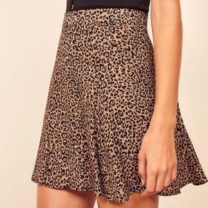 Reformation Flounce high waisted mini skirt in leopard print. Size 6